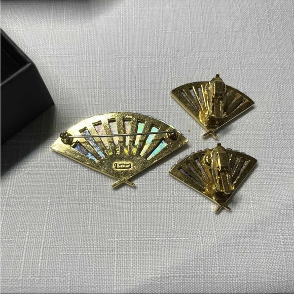 Vintage BUTLER Brooch & clip on earrings. 
STAMPED. Gold tone. - Picture 5 of 5